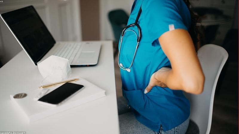 Pessoa frustrada com atendimento telefônico