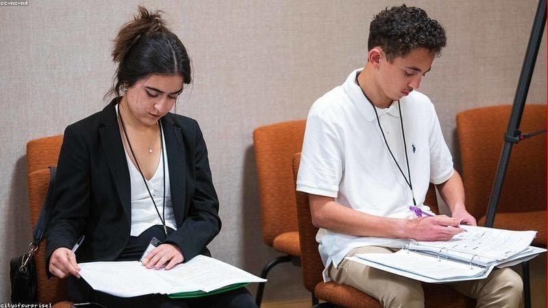 Martelo de juiz em mesa de madeira